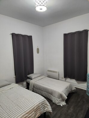 3 slaapkamers, een bureau, een strijkplank/strijkijzer, internet