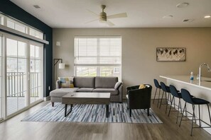 Una televisión, una oficina