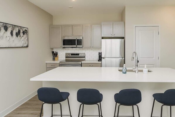 Frigorífico, microondas, horno y lavavajillas