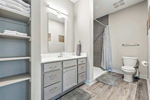 Shower, hair dryer, shampoo - IRIE Living-Retreat Kg 2Bd+Gym+Pool! (Whitestown)