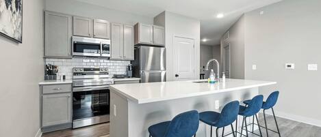 Réfrigérateur, micro-ondes, four, lave-vaisselle