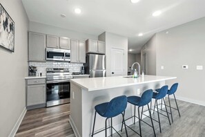 Fridge, microwave, oven, dishwasher - IRIE Living-Retreat Kg 2Bd+Gym+Pool, BRAND New! (Whitestown)