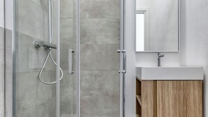 A modern bathroom with a glass shower enclosure, a wooden vanity, and a large mirror. - Suite Zucchero | BluesHouse Carracci (Bologna)