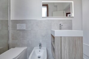 Dusche, Haartrockner, Bidet, Handtücher