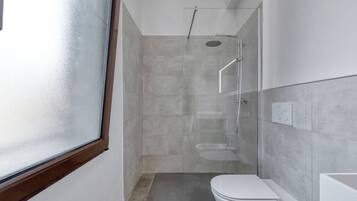 Doccia, asciugacapelli, bidet, asciugamani