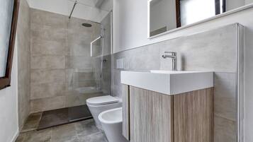 Doccia, asciugacapelli, bidet, asciugamani