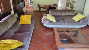 Smart TV, reproductor de DVD, libros y videoteca