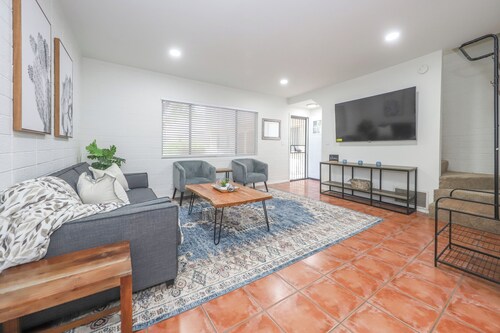 University 2bdrm Condo in Prime Location, walk to shops, food and the UofA!