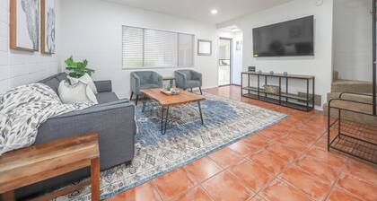 University 2bdrm Condo in Prime Location, walk to shops, food and the UofA!