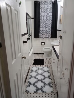 Håndklær, såpe og toalettpapir