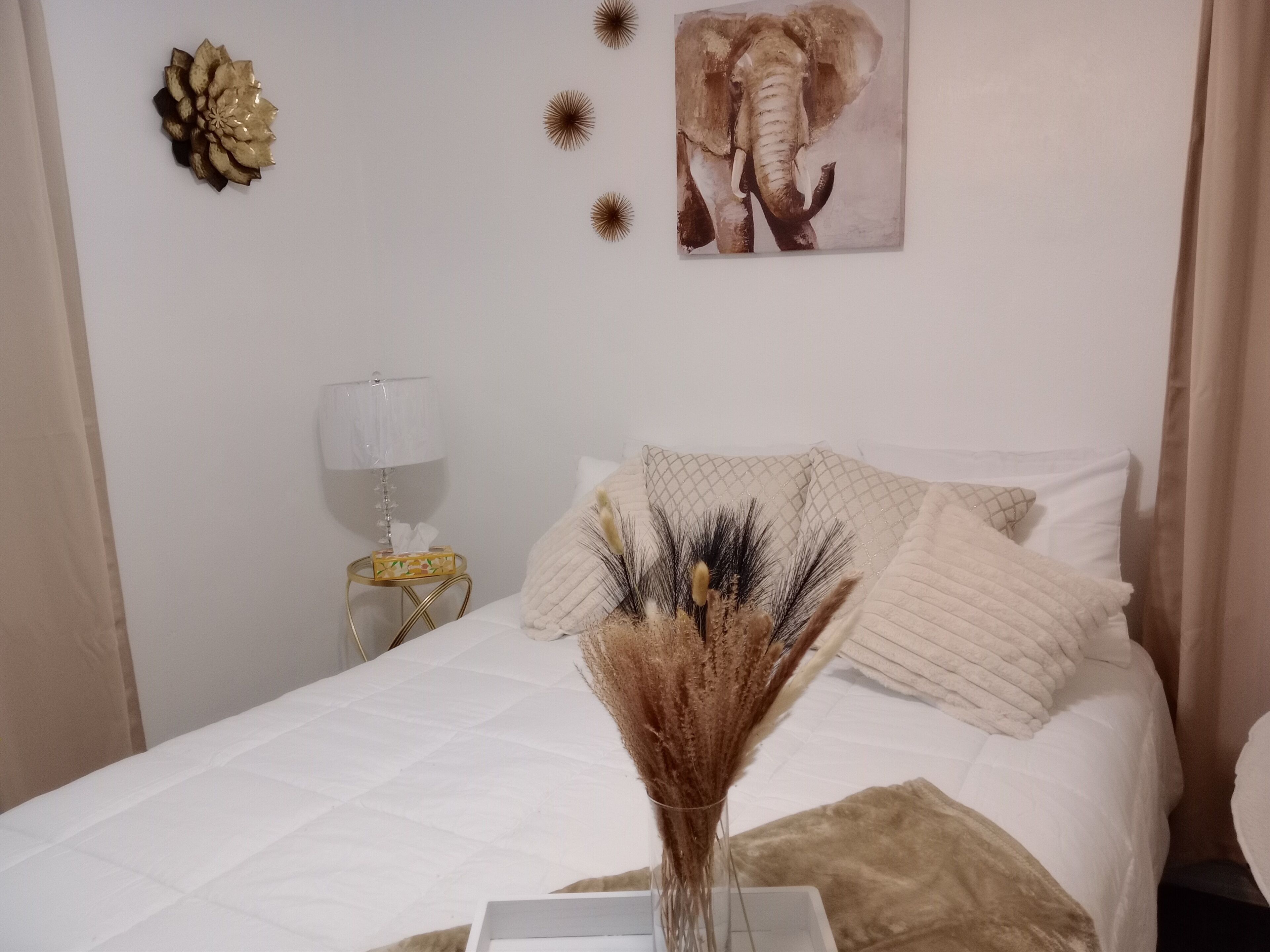 3 bedrooms, iron/ironing board, WiFi, bed sheets