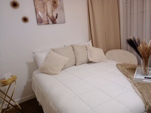Iron/ironing board, WiFi, bed sheets