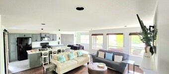 Kelowna full level luxury 31 minutes to big white ski lifts 16 minute to airport