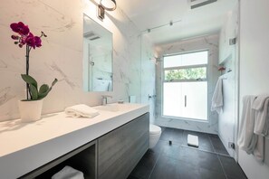 Hair dryer, towels, soap, toilet paper - Healdsburg Modern Retreat - Pool, Views & Design (Healdsburg)