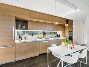 Microwave, oven, stovetop, dishwasher - Healdsburg Modern Retreat - Pool, Views & Design (Healdsburg)