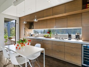 Microwave, oven, stovetop, dishwasher - Healdsburg Modern Retreat - Pool, Views & Design (Healdsburg)
