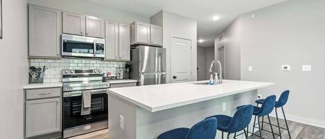 Réfrigérateur, micro-ondes, four, lave-vaisselle