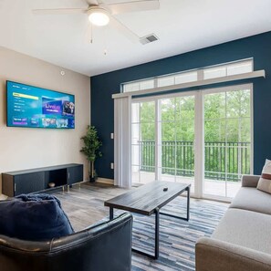 Una televisión, una oficina