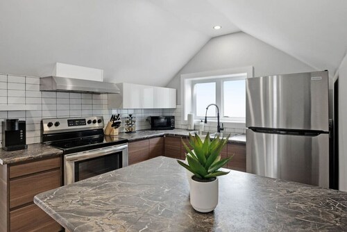 Modern 1 Bdrm|Laundry|BBQ|Deck