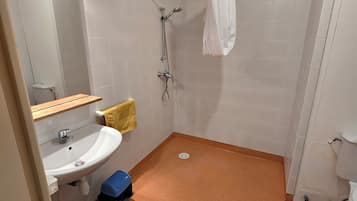 Regadera, toallas, papel de baño