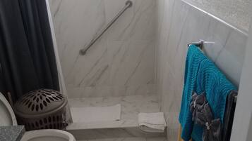 Douche, sĂšche-cheveux, serviettes fournies, papier toilette