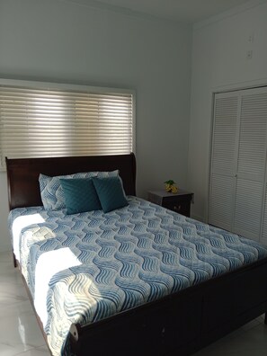 2 habitaciones, tabla de planchar con plancha, wifi y ropa de cama 