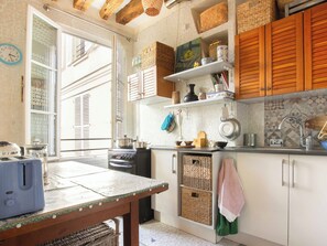 Réfrigérateur, four, cafetière/bouilloire