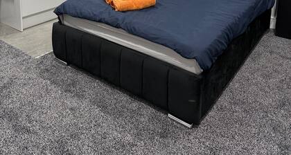 Studio - Sleeps 2 - Parking - Wifi