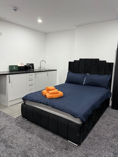 Studio - Sleeps 2 - Parking - Wifi