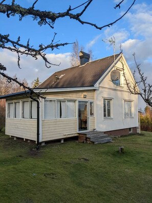 Exterior - Vacation home on Lake Vänern, pets welcome (Mellerud)