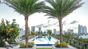 Una piscina al aire libre