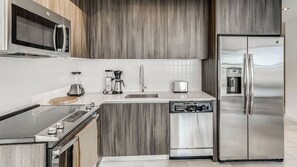 Microondas, horno, placa de cocina, lavavajillas