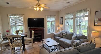 KING BED!! Cozy 2 Bedroom House Located in the Heart of Hattiesburg