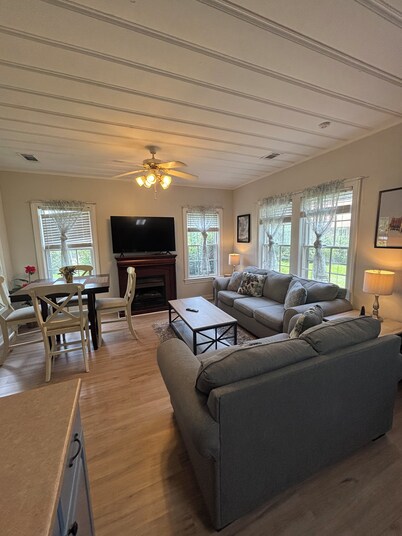 KING BED!! Cozy 2 Bedroom House Located in the Heart of Hattiesburg