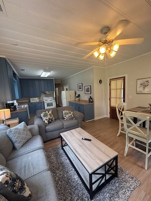 TV - KING BED!! Cozy 2 Bedroom House Located in the Heart of Hattiesburg (Hattiesburg)