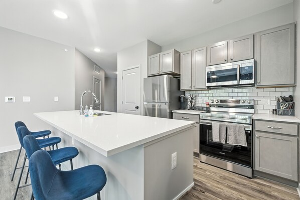 Kühlschrank, Mikrowelle, Ofen, Geschirrspüler