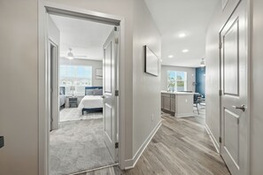 Bügeleisen/Bügelbrett, Reisekinderbett, WLAN