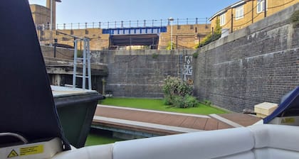 Charming Two-bedroom Moored Boat in Canary Wharf area