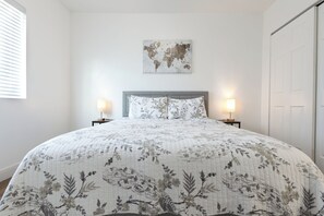 1 bedroom, iron/ironing board, WiFi, bed sheets - Modern 1BR Apartment Across from Trax – Easy Access to Downtown & Mall (Murray)