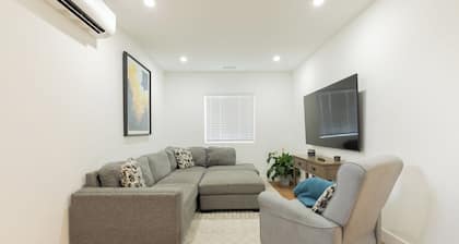 Modern 1BR Apartment Across from Trax – Easy Access to Downtown & Mall