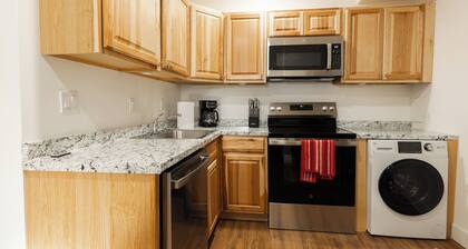 Modern 1BR Apartment Across from Trax – Easy Access to Downtown & Mall