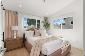3 habitaciones, tabla de planchar con plancha, cuna de viaje y wifi 