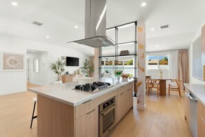 Refrigerador, microondas, horno, placa de cocina