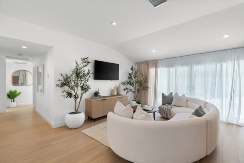 Walk to Knott's, Pool&Parks, and Disney Land!