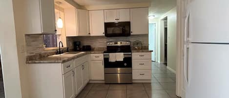 Micro-ondes, four, plaque de cuisson