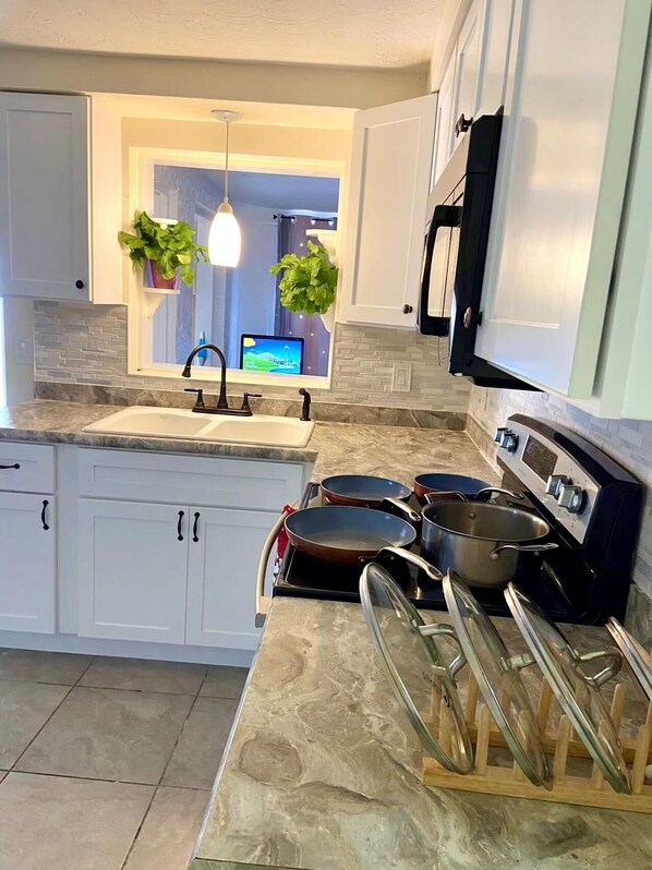 Microwave, oven, stovetop - beaches house near by beach (Holiday)