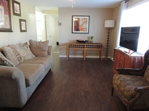 TV - beaches house near by beach (Holiday)