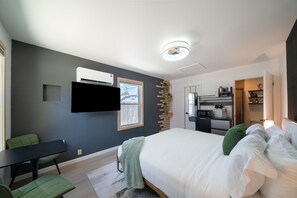 5 bedrooms, iron/ironing board, free WiFi, bed sheets