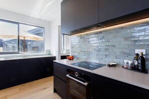 Kühlschrank, Mikrowelle, Ofen, Herdplatte