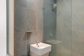 Bathroom - Mono Coliving Kota Tua, Jakarta (Jakarta)